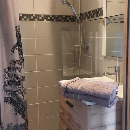 Les Belles Terrasses ,3 , Le Vegetal De 1 A 8 Personnes , Le Tropical De 1 A 6 Personnes , Le Floral Avec Terrasse De 1 A 3 Personnes , Quartier Calme Au Stationnement Gratuit A Cote De L'avenue Verte Апартаменты