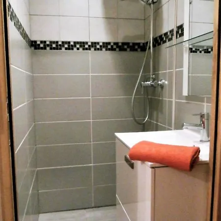 Les Belles Terrasses ,3 , Le Vegetal De 1 A 8 Personnes , Le Tropical De 1 A 6 Personnes , Le Floral Avec Terrasse De 1 A 3 Personnes , Quartier Calme Au Stationnement Gratuit A Cote De L'avenue Verte Apartment