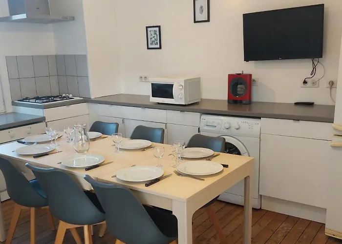 Les Belles Terrasses ,3 , Le Vegetal De 1 à 8 Personnes , Le Tropical De 1 à 6 Personnes , Le Floral Avec Terrasse De 1 à 3 Personnes , Quartier Calme Au Stationnement Gratuit à Coté De L'avenue Verte *